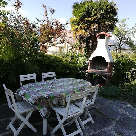 Giardino Apartment Porto Valtravaglia Bagian luar foto